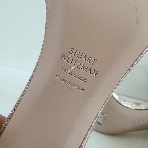 STUART WEITZMAN • Nearlynude Textured-Lamé Sandals In Oro - Picture 13 of 15
